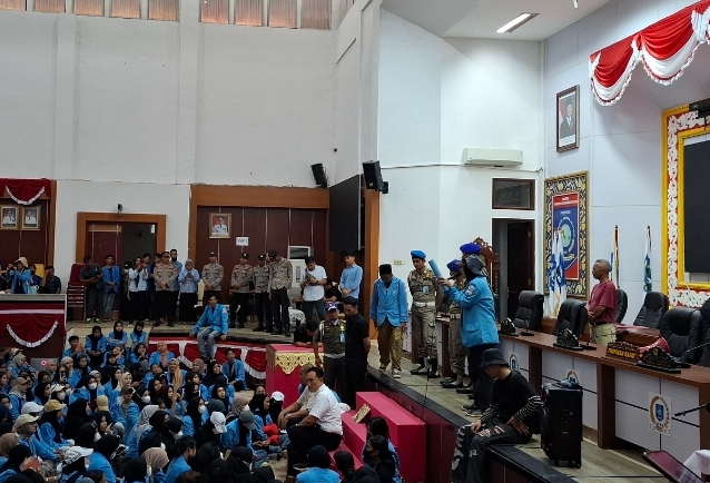 Mahasiswa UBB Terobos Masuk Gedung, Wakil Ketua DPRD: Kita Bicara Santai Saja